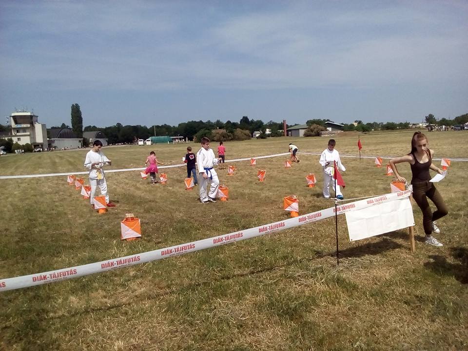 A sportági bemutató után a judo palánták belekóstoltak a tájékozódási futás és a gumiasztal szépségeibe A sportági bemutató után a judo palánták belekóstoltak a tájékozódási futás és a gumiasztal szépségeibe