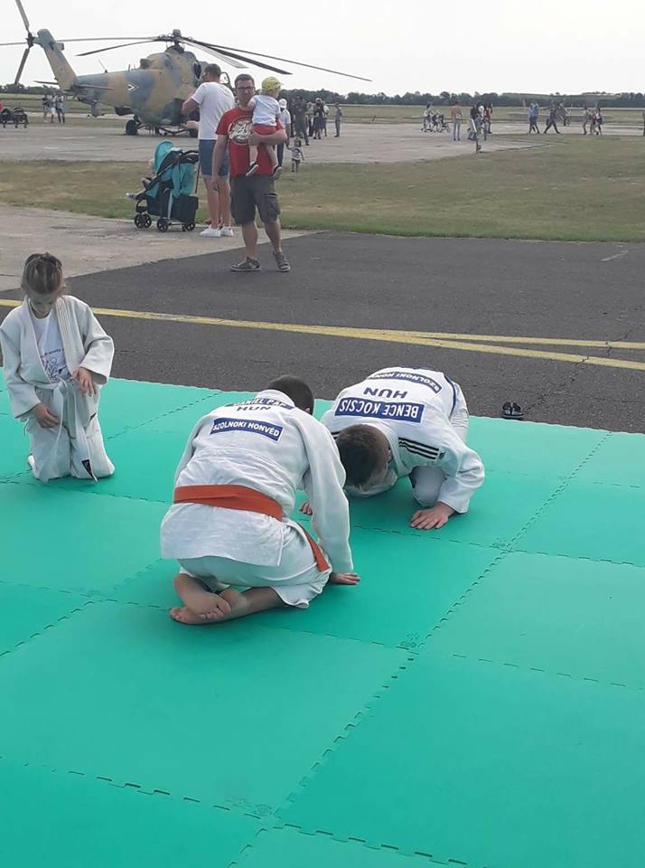 Amikor a két diákolimpiai döntősünk egymás ellen küzd, kölcsönös tisztelettel. Amikor a két diákolimpiai döntősünk egymás ellen küzd, kölcsönös tisztelettel.