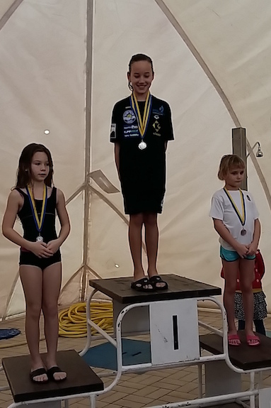 A szolnoki versenyen Petra 50m mellúszásban a 0:56:31eredménnyel a 2. helyen végzett, A szolnoki versenyen Petra 50m mellúszásban a 0:56:31eredménnyel a 2. helyen végzett,